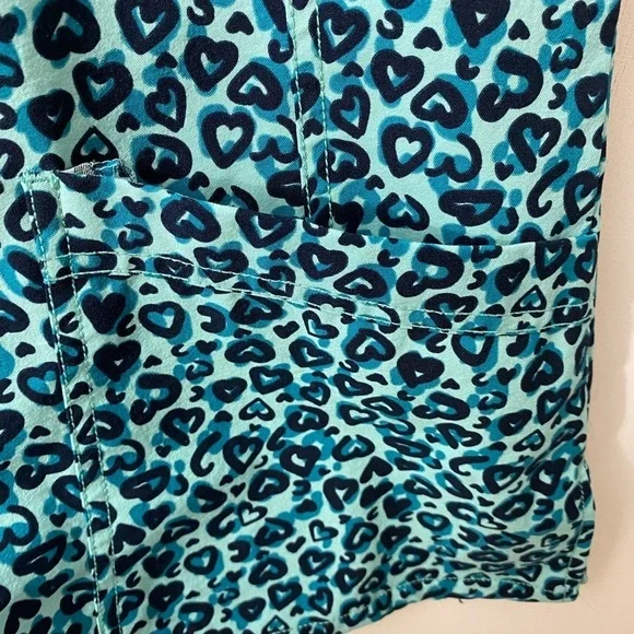 Wonder Wink scrub top shirt two pockets v neck Sz L.   V-22 - Picture 4 of 5